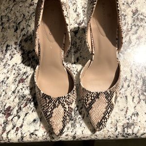 8.5 Bandolino Snake print pumps